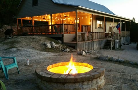 RUSTIC RETREAT - Custom rock fire pit for late night cocktails & host family catch up conversations.  AWESOME night time experience!