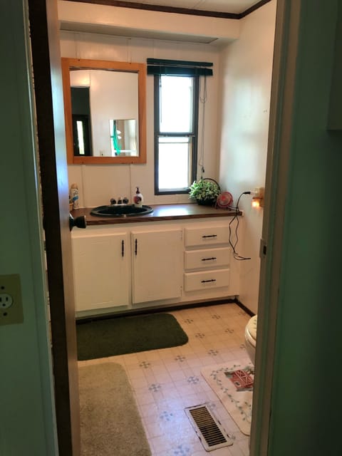 Full bathroom, tub/shower.