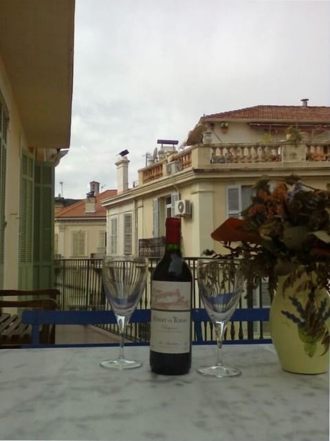 Large terrace for dining and relaxation, -- a rarity in the old part of Cannes 