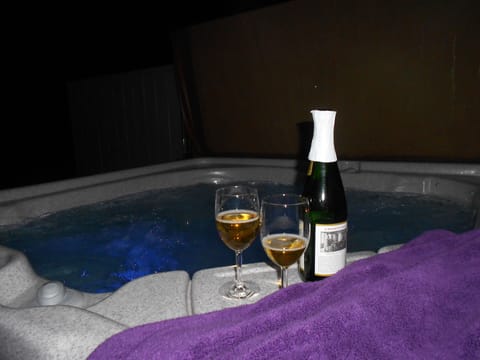 relaxing evenings under the stars await in the private hot tub 