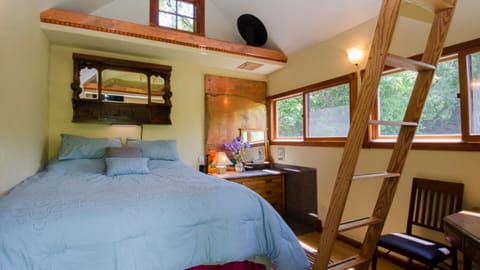 Sweet, clean, private, cozy, private and self contained for your pleasure!