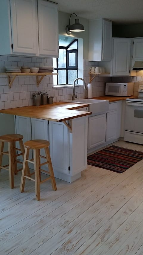 the kitchen and breakfast counter at Good Haven House