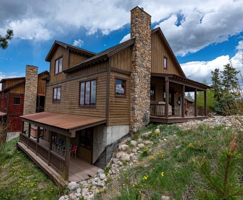 Beautiful 3 story mountain cabin!