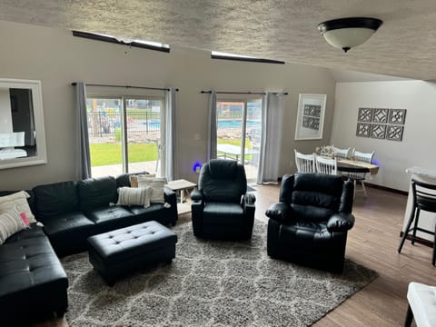 Pool right in the backyward