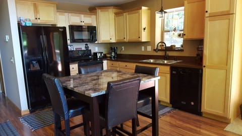 Eat-in kitchen with all new appliances