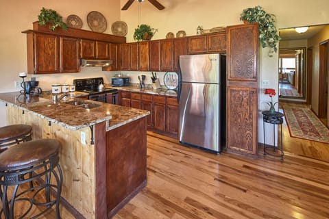 Granite counters, stainless. All appliances, utensils & spices a cook needs !