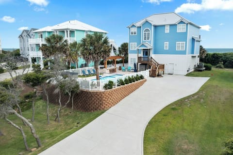 Large Private Pool, Pergola covering outdoor kitchen w/sink, icemaker & fridge