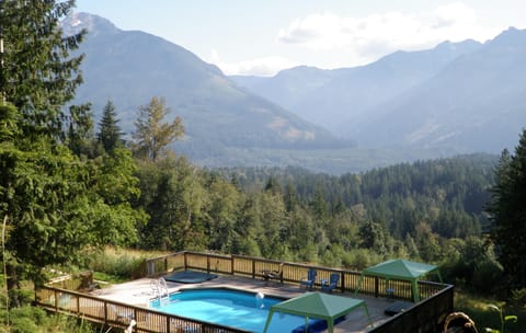 Amazing Mountain Views, great amenities, secluded, and a well-equipped home.