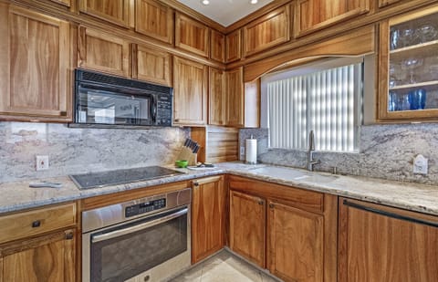 Complete equipped kitchen: Top of the line "everything" & more for carefree stay
