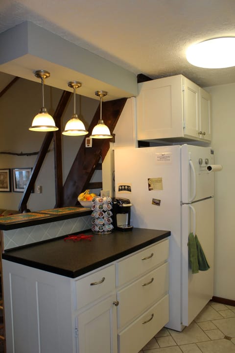 Kuerig coffee maker with fresh coffee supplied.