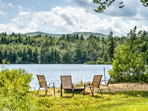 Relaxation by the water and the firepit