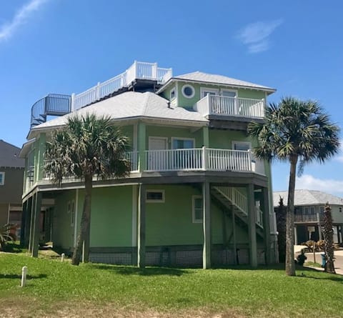 Rooftop deck with magnificent 360 views!