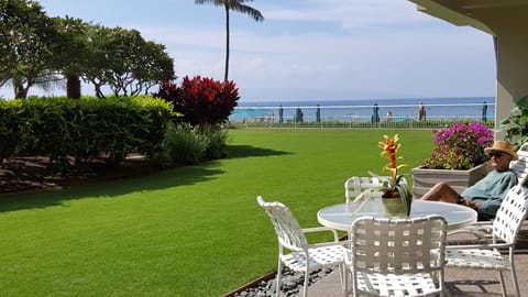 Casual dining on our lanai.