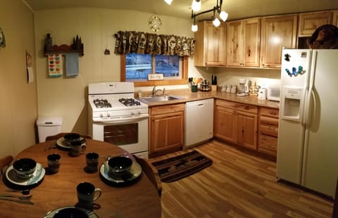 Kitchen and Dining room. Seating for 4.