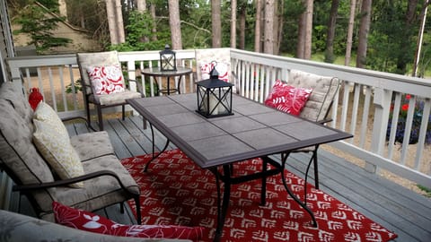 Main level outdoor patio