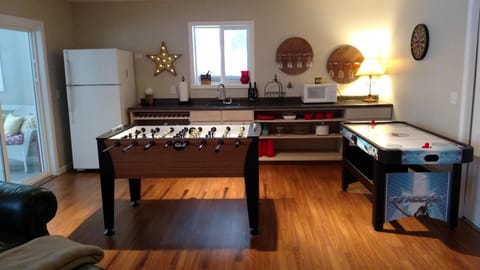 Lower level game area/wet bar