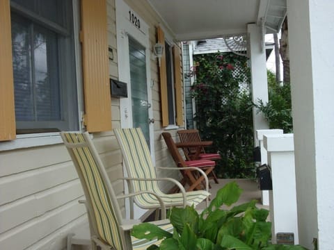 Varela St. downstairs front porch