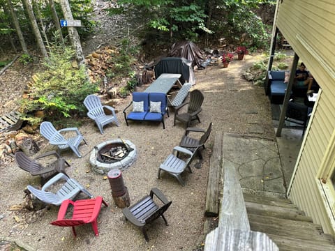 Large fire pit, picnic table and grille