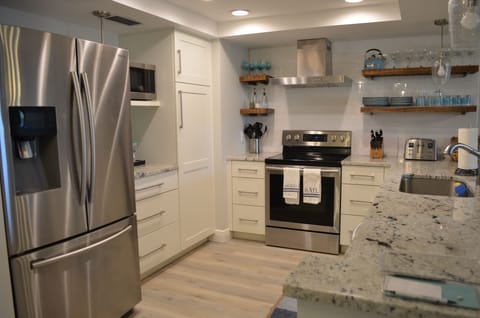 All you need in the kitchen. Microwave, coffeemakers and blender included