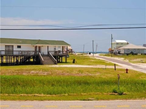 OCEAN VIEW Beach Cottage
“Just steps away from the beach”