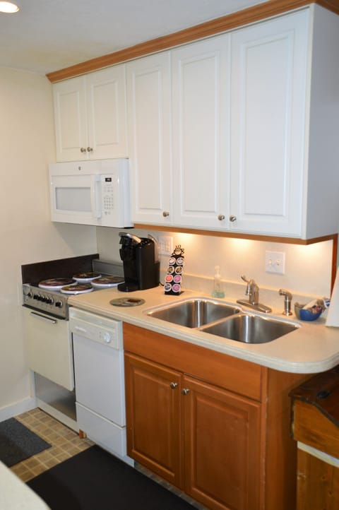 Kitchen with oven/stove, dishwasher, full sink area