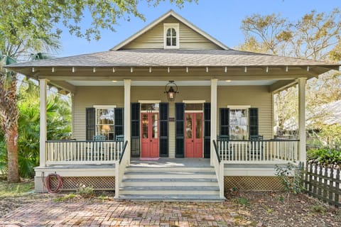 La Petite Cachette, front porch