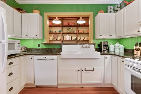 Another view of the kitchen. 