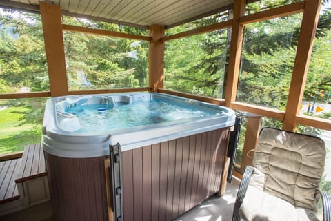 Private hot tub on the balcony 