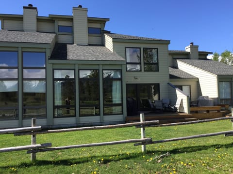 4512 Greyling from outside, showing back deck