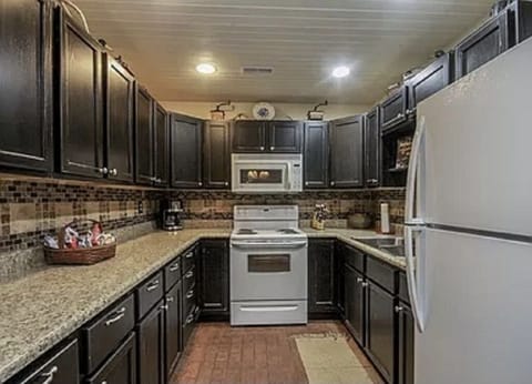 Kitchen with all the dishes you will need.