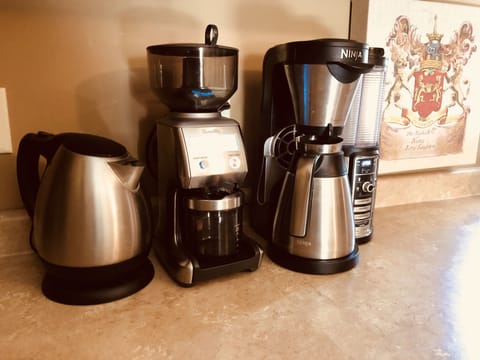 AMAZING coffee and tea machine with several options for you to choose from!