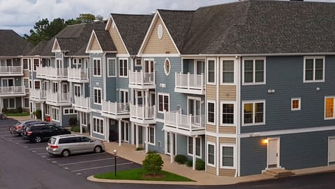 Quiet corner 3-bedroom two story condo with lake view. 2nd and 3rd floor.