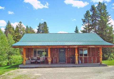 The quaint & charming Creekside Cabin welcomes you to a well-deserved vacation!