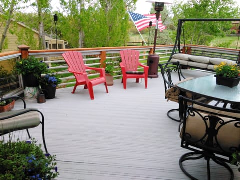 Spacious, furnished deck
