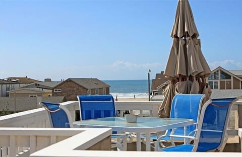 Beach House is only 30 seconds walk to the Boardwalk & beautiful Newport Beach