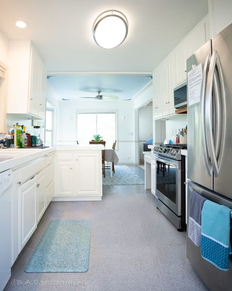 Newly painted & new gourmet Samsung 5 burner gas range; smart dial & air fry!