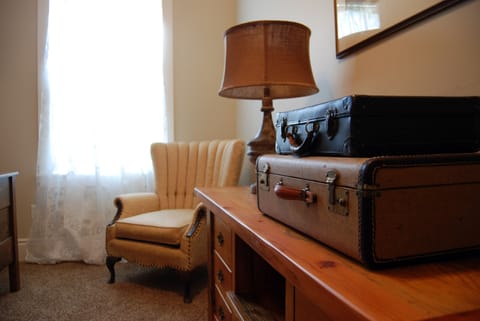 Guest Room (1 Full Bed)