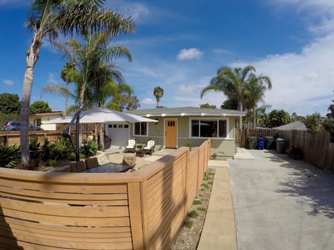 Large driveway can easily accommodate 2 or more parked vehicles!