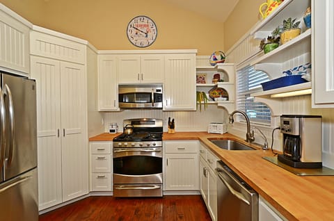 Another view of the kitchen.