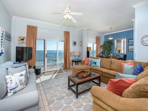 Large Living Room, 10' ceilings, 2 pull outs
