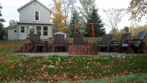 Brand new fire pit, firewood included! Overlooking the lake. Enjoy the sunsets.