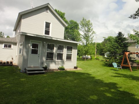 The cabin is located on a private road with only 3 other homes. Very private.