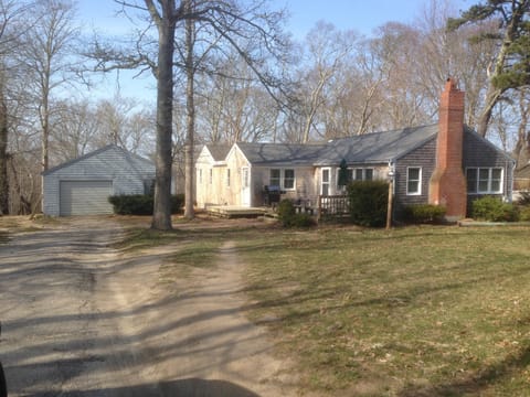 Quaint fully renovated Cape House with 3 bedrooms, 2 bathrooms, air conditioning