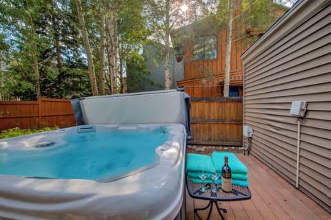 Private Jacuzzi Fits 6 - 104 Degrees and professionally maintained