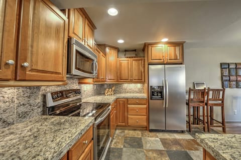 Upgraded Stainless Appliances, Microwave, Ice Maker, and Breakfast Bar