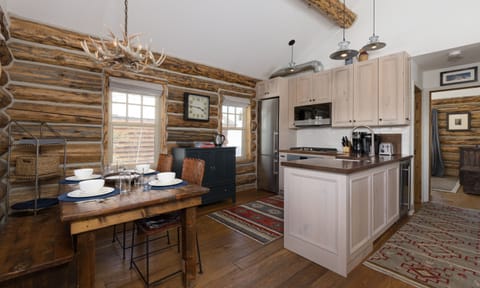 CH 11 Derringer dining2