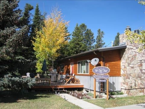 Enjoy the deck, picnic table and natural gas barbecue!!