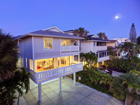 Beautiful 555 Beach - 90 feet from Beach Access!!