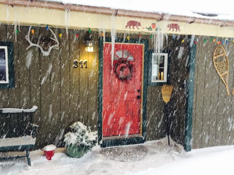 Charming Strawberry Cabin front door