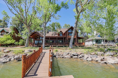 Expansive 4 Bedroom w/ kids bunkroom  luxury cabin directly on the lake w/boats 
